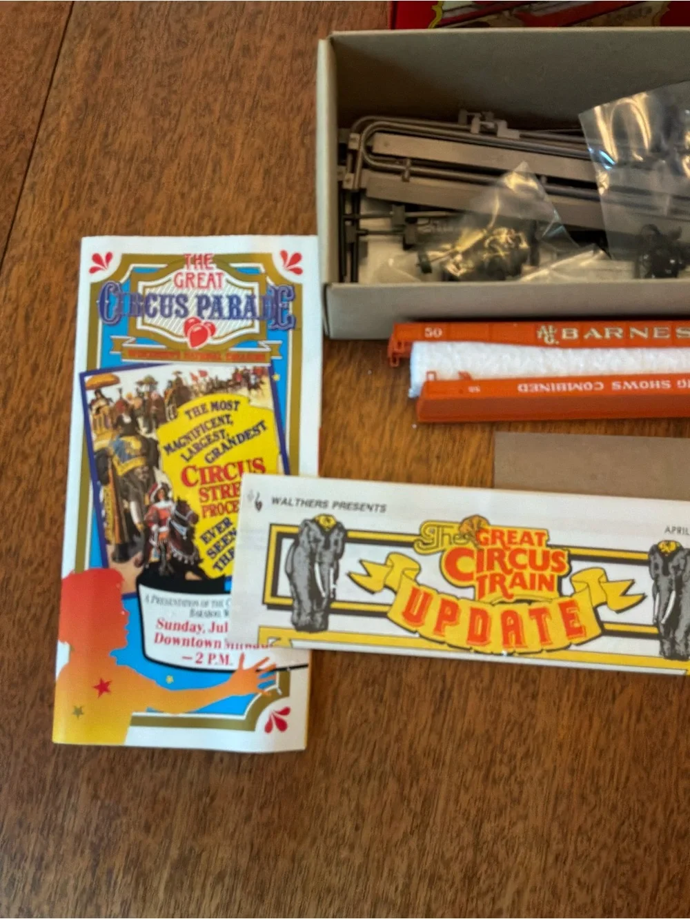 DECOR WALTHER The Great Circus Train Box in Red‎ and Yellow